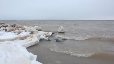 Sonbaharda bir nehirde buz oluşumu, Ob rezervuarı, Novosibirsk, Rusya