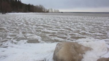 Sonbaharda bir nehirde buz oluşumu, Ob rezervuarı, Novosibirsk, Rusya