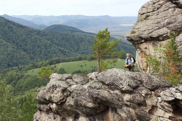 Homme Assis Sur Rocher Ambarchiki Belokurikha Montagnes Altaï Russie — Photo