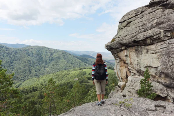 Mujer Feliz Pie Sobre Roca Ambarchiki Belokurikha Montañas Altai Rusia Imagen De Stock