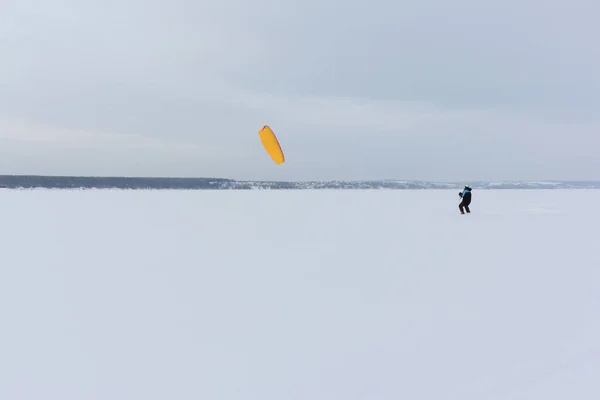 Man Training Met Een Vlieger Een Bevroren Rivier Winter Kama — Stockfoto