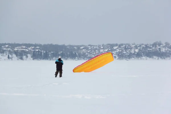 Man Utbildning Med Drake Frusen Flod Vintern Kama Reservoir Perm — Stockfoto