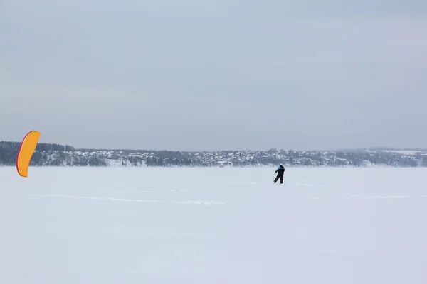 Man Training Met Een Vlieger Een Bevroren Rivier Winter Kama — Stockfoto