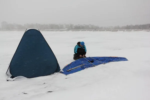 Man Förbereder Sig För Träning Med Drake Snöstorm Och Snöfall — Stockfoto