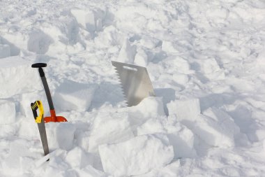 Bir iglo yapmak için karda araçlar