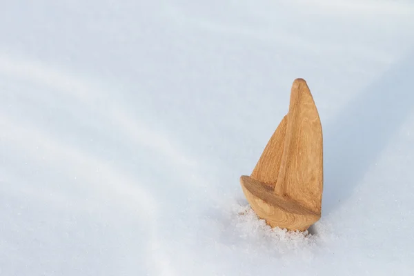 Das Spielzeugschiff auf Schnee — Stockfoto