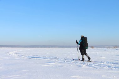 Bir sırt çantası ile kayakçı