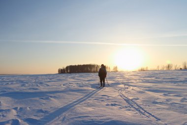 Gün batımında gidiş kayakçı 