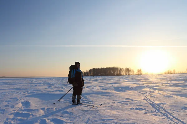 Skidåkare går vid solnedgången — Stockfoto