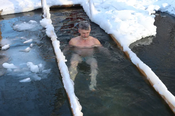 Bir buz delikli adam Telifsiz Stok Fotoğraflar