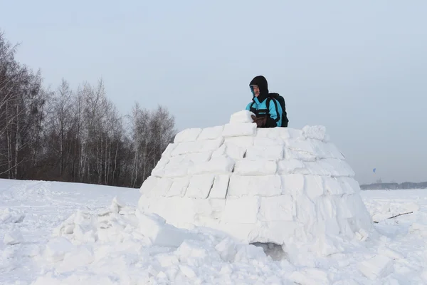 男子建立圆顶冰屋 — 图库照片