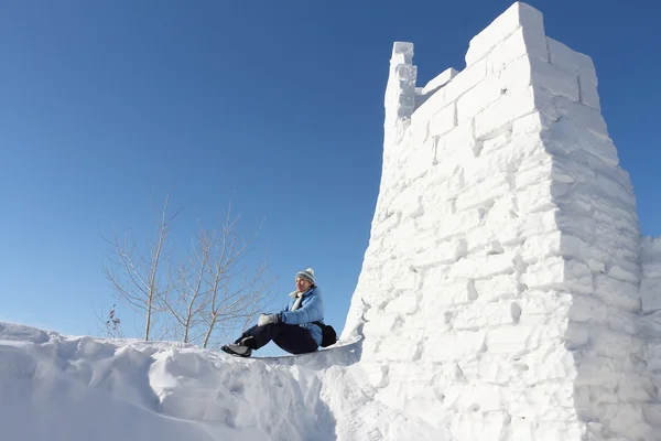 The woman sitting at snow fortress — Stock Photo, Image