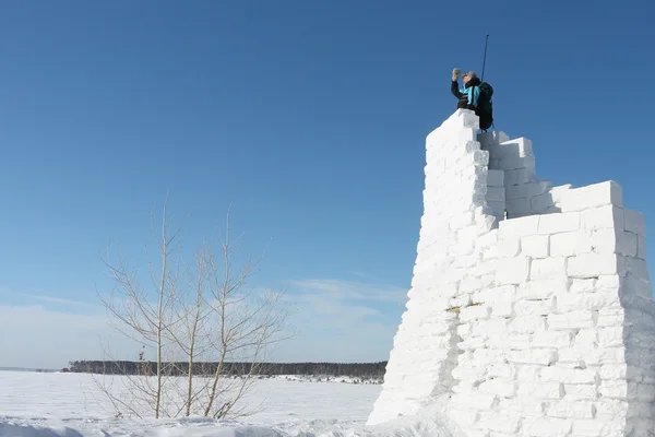 El hombre de la fortaleza de nieve —  Fotos de Stock