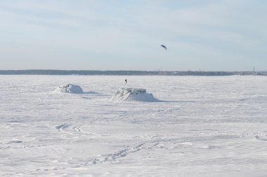 Donmuş nehrin üzerinde bir paraşüt ile kayakçı