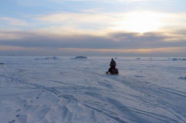 Kar araci batımında kişi