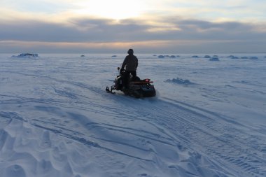 Kar araci batımında kişi