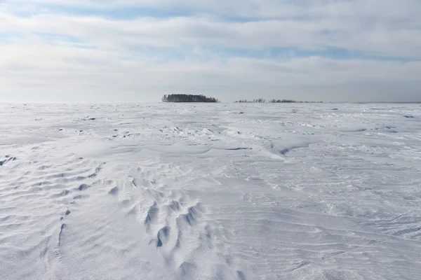 Manier om het eiland op de bevroren rivier — Stockfoto