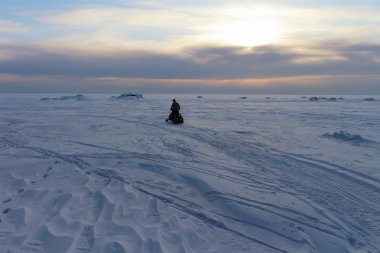 Kar araci batımında kişi