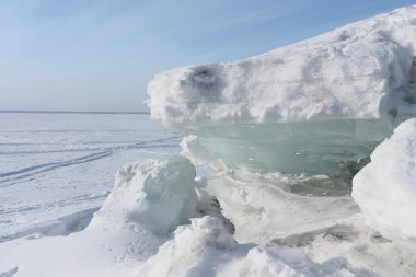 Nehirde yüzen buz kütlesi buz 