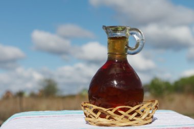 Cam sürahi sıvı ile