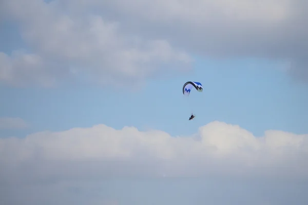 Parachutist in de lucht — Stockfoto