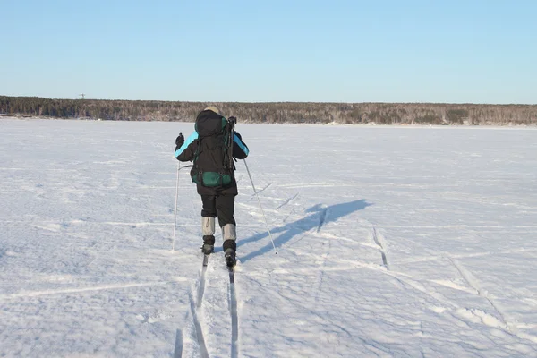 Der Skifahrer mit Rucksack — Stockfoto