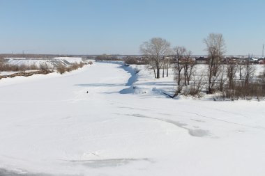 Nehrin kış karla kaplı yatak