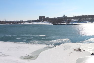 İlkbaharda, Rusya, Novosibir Ob nehrinde çözdürme buz