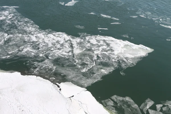 La glace dégelante sur la rivière — Photo