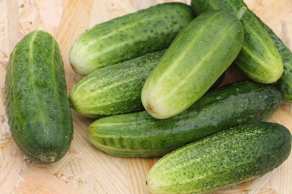 Die frischen Gurken, die auf einem Tisch im Garten liegen — Stockfoto