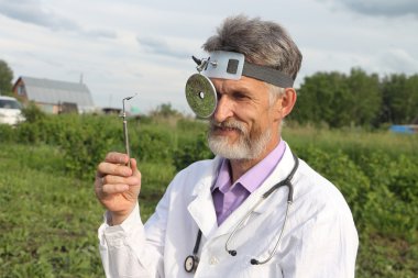 Doktor otolaryngologist kırsal alanlarda işe gitmeden önce
