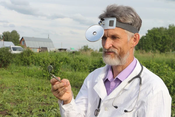 Medico otorinolaringoiatra nelle zone rurali prima del lavoro — Foto Stock