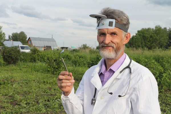 Doctor otolaringolog în zonele rurale înainte de muncă — Fotografie, imagine de stoc