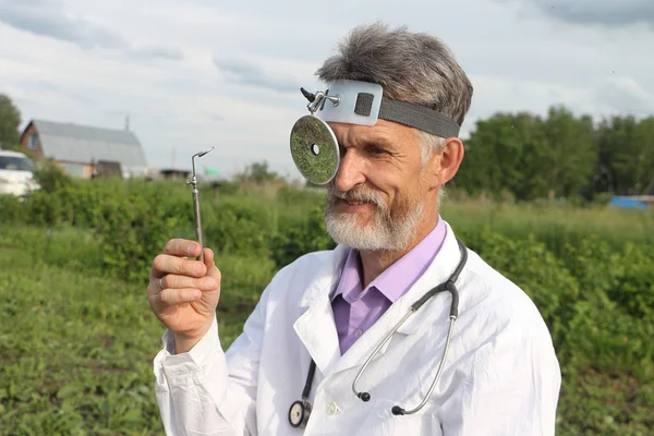 Doktor otolaryngologist kırsal alanlarda işe gitmeden önce — Stok fotoğraf