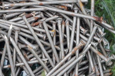 Paslı çivi bir çim üzerinde yalan arka plan