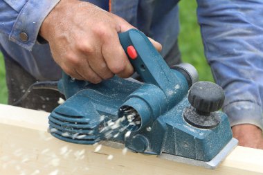 Erkek el ahşap Pano elektrik jointer düzlemin işler.