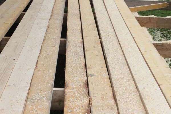 La construcción del suelo de las tablas de pino en la veranda al aire libre —  Fotos de Stock