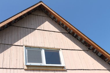 Çatıda bir bar ile bir pencere plastik sk karşı