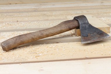Açık havada taze çam kurullarında yalan balta