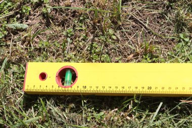 Düzey bir çim üzerinde yalan inşaat aygıt