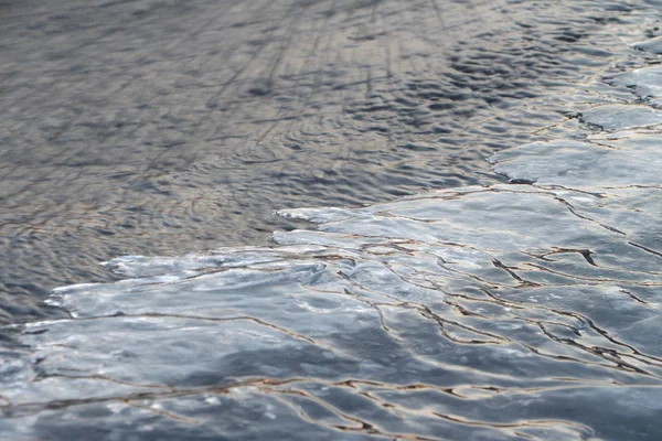 Eisbildung auf dem Fluss im Herbst — Stockfoto