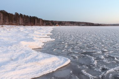 Nehri üzerinde buz oluşumu sonbaharda. Nehir Ob, Rusya Federasyonu