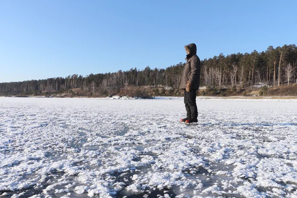 El hombre patinando en el río congelado en el invierno — Foto de Stock