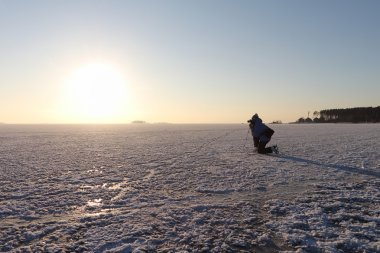 Kadın bir gün batımı Nehri üzerinde çekim paten üzerinde w kaplı