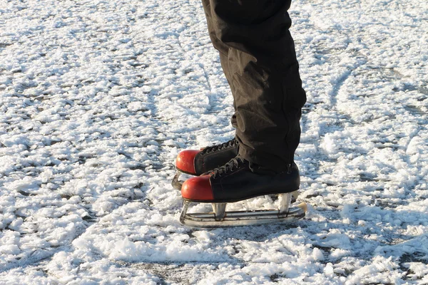 Male feet in the skates on a snow surface of the river — Stock Photo, Image