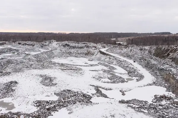 Pozo en la producción de una piedra de construcción en el camino abierto — Foto de Stock