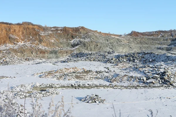 Pozo en la producción de una piedra de construcción en el camino abierto — Foto de Stock