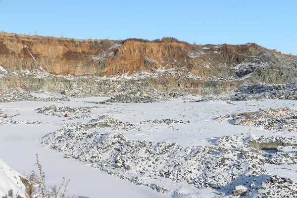 Pozo en la producción de una piedra de construcción en el camino abierto — Foto de Stock