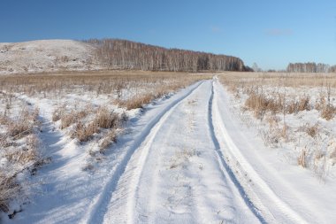 Kar otomobil yol yakınlarındaki bir tepe kel, Bugotaksky hills gidiyor, 