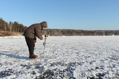 Patenleri adam bir destek çekim üzerinde bir kamera ile